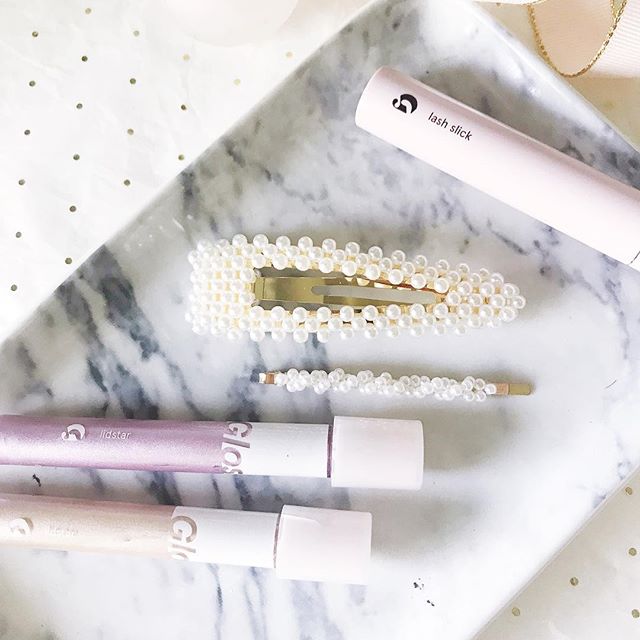 Pastels & Pearls ✨ @glossier lidstars in Lily & Moon, Lash Slick and pretty pearl hair clips. #pastelmakeup #pearlclips #glossiergirl