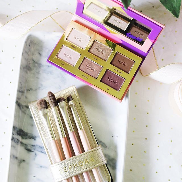 I’ll definitely be taking these mini makeup essentials with me for my trip to the beach next week! The @tartecosmetics tease palette has the most beautiful neutral shades and really makes my hazel eyes pop. I didn’t have high hopes for this mini eye makeup brush set from @sephora but these are surprisingly soft and easy to use, love the slim travel case too! #minimakeup #tartelettetease #travelmakeup #summerbeautytips