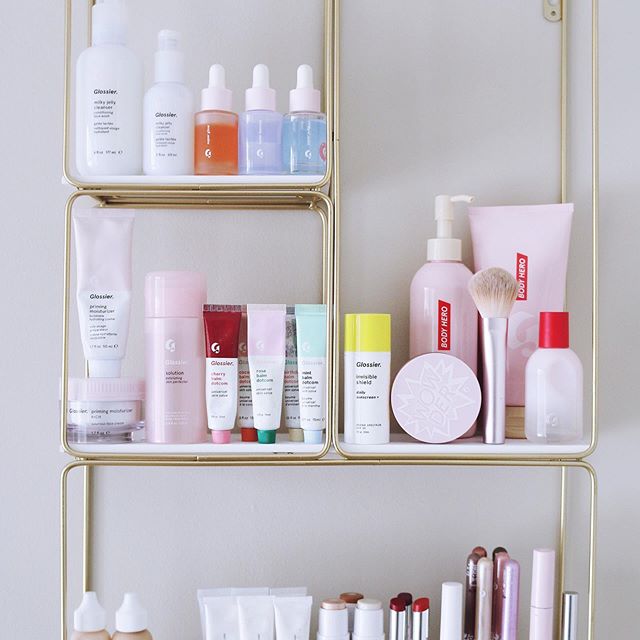 💫 I’ve updated my ranking of the best @glossier products, which now includes @glossierplay and is categorized by product type (skincare, makeup, body/fragrance). Visit politicsofpretty.com or link in bio to see what tops my list! #glossierplay #glossiergirl #glossierirl