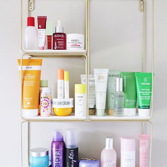 🌈 Rainbow Shelfie is a work in progress. 🚧 Spot any favorites? #rainbowshelfie #shelfiegoals #shelfiesunday #flashesofdelight