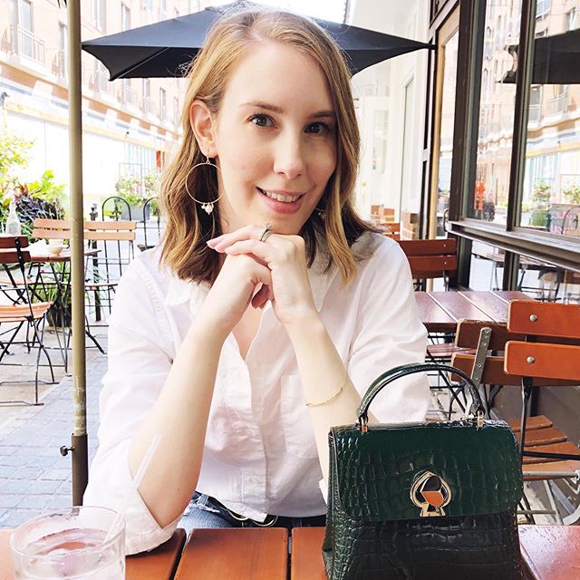 🎲🎲 Devils roll the dice, angels roll their eyes...
.
.
.
.
.
#fallootd #loveinspades #flashesofdelight #lobhaircut #lobhairstyles #madewell #greenbag #falloutfit #fallhaircolor #kendrascott #kendrascottearrings #katespadeny #shorthair #everydaymadewell #bayalage