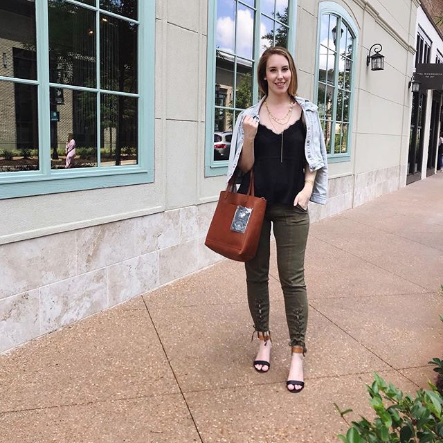 At first glance it looks like I’m holding up my fist, ready to fight, but in reality I am just awkwardly holding my @madewell tote in the crook of my arm. 😂 Anyways, I’m learning so much at @theblogsocieties #TBSCon! After a rough week, it’s great to be surrounded by so many awesome boss bloggers. 🙌🏻🙌🏻 #bloggerstyle #blogconference #discoverunder5k #femaleempowerment