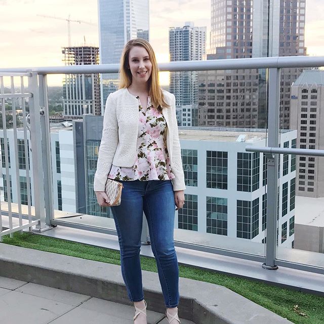 Charlotte, you’re so pretty. #charlottenc #queencity #travelblogger #ootd #rooftopchillin