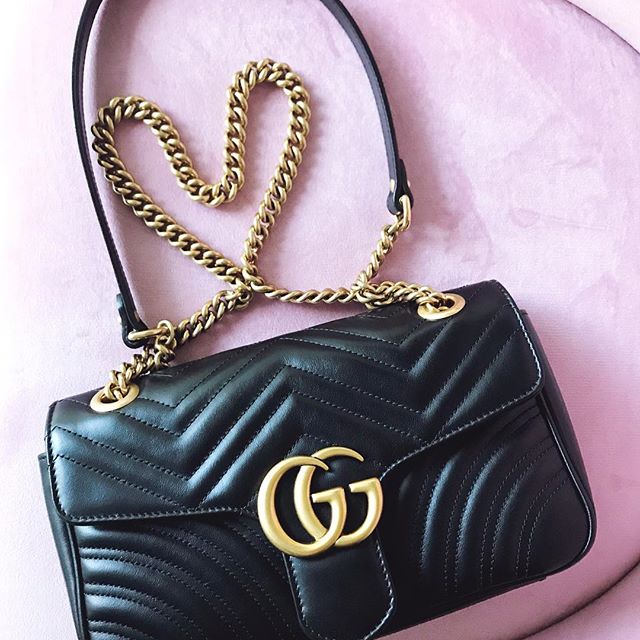 It’s #nationalhandbagday! Anyone who knows me well knows I love handbags as much as beauty products! 😍 #guccibag #guccimarmont #guccilovers #handbags #flashesofdelight