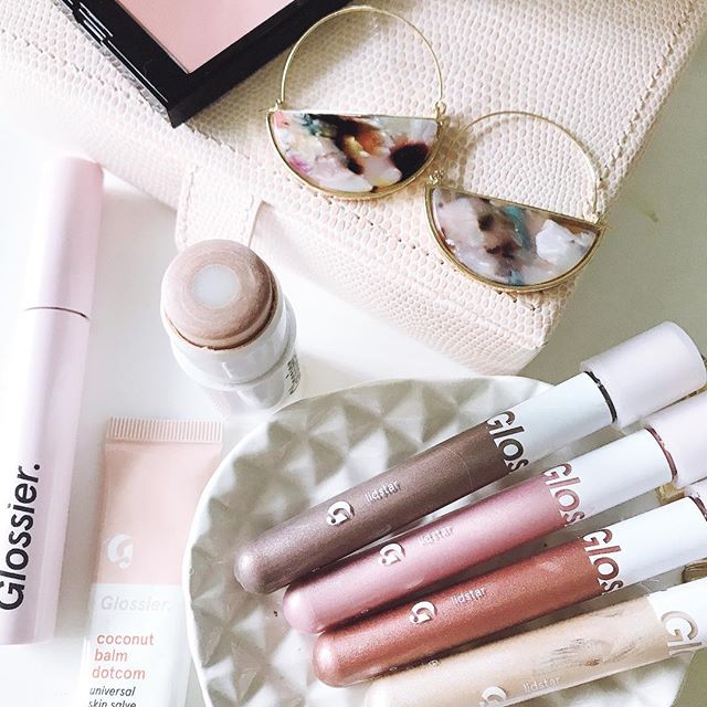 Pretty little things ✨ Also, I just realized my favorite fall earrings match my favorite @glossier Lidstar shades. #glossiergirl #flashesofdelight #motd