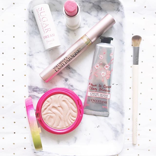 5 for Friday:
@freshbeauty Sugar Dream ☁️
@lorealmakeup Lash Paradise 🙌🏻
@loccitaneusa cherry blossom hand cream 🌸
@physiciansformula Butter Blush in Plum Rose (I’ve been using it as a crease color for eyeshadow) 
@ecotools defined crease brush 
#motd #beautyblogger #5forfriday #butterblush