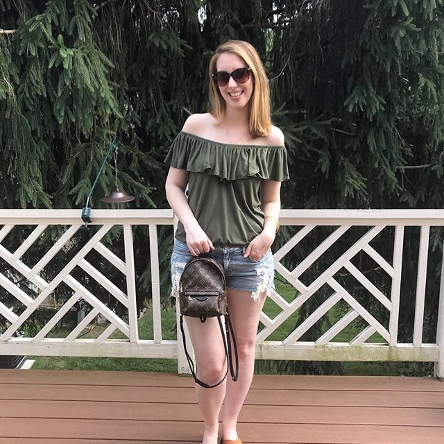 Not exactly my most patriotic outfit but I am wearing red nail polish on my toes 🇺🇸 Happy Independence Day!! #4thofjuly #ootd #louisvuitton #palmspringsmini #expressclothing #oldnavy