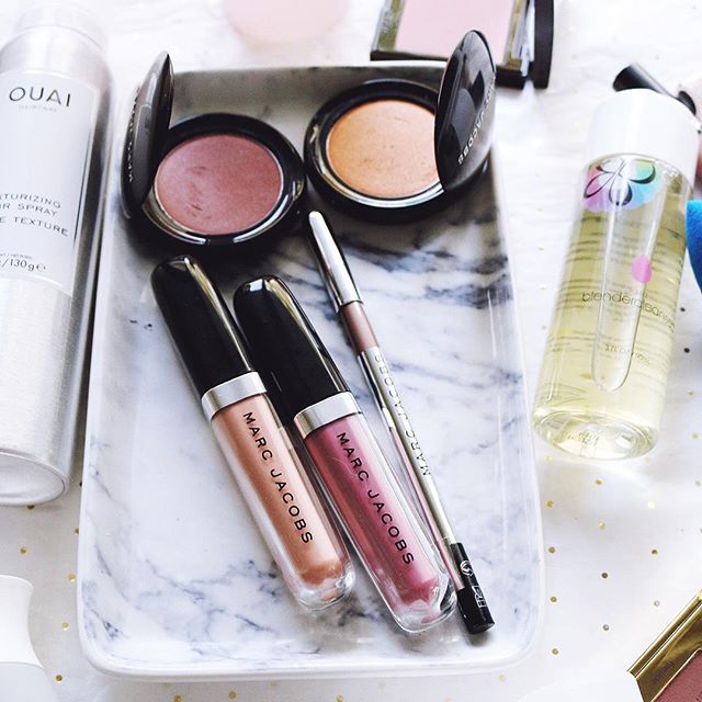 Is anyone else obsessed with @marcbeauty? My first impressions of the hydrating lip gloss sticks and gel powder eyeshadows are on the blog, plus more hair and makeup products from my @sephora fall beauty haul! {link in bio} #marcjacobsbeauty #sephorahaul #beautyblogger